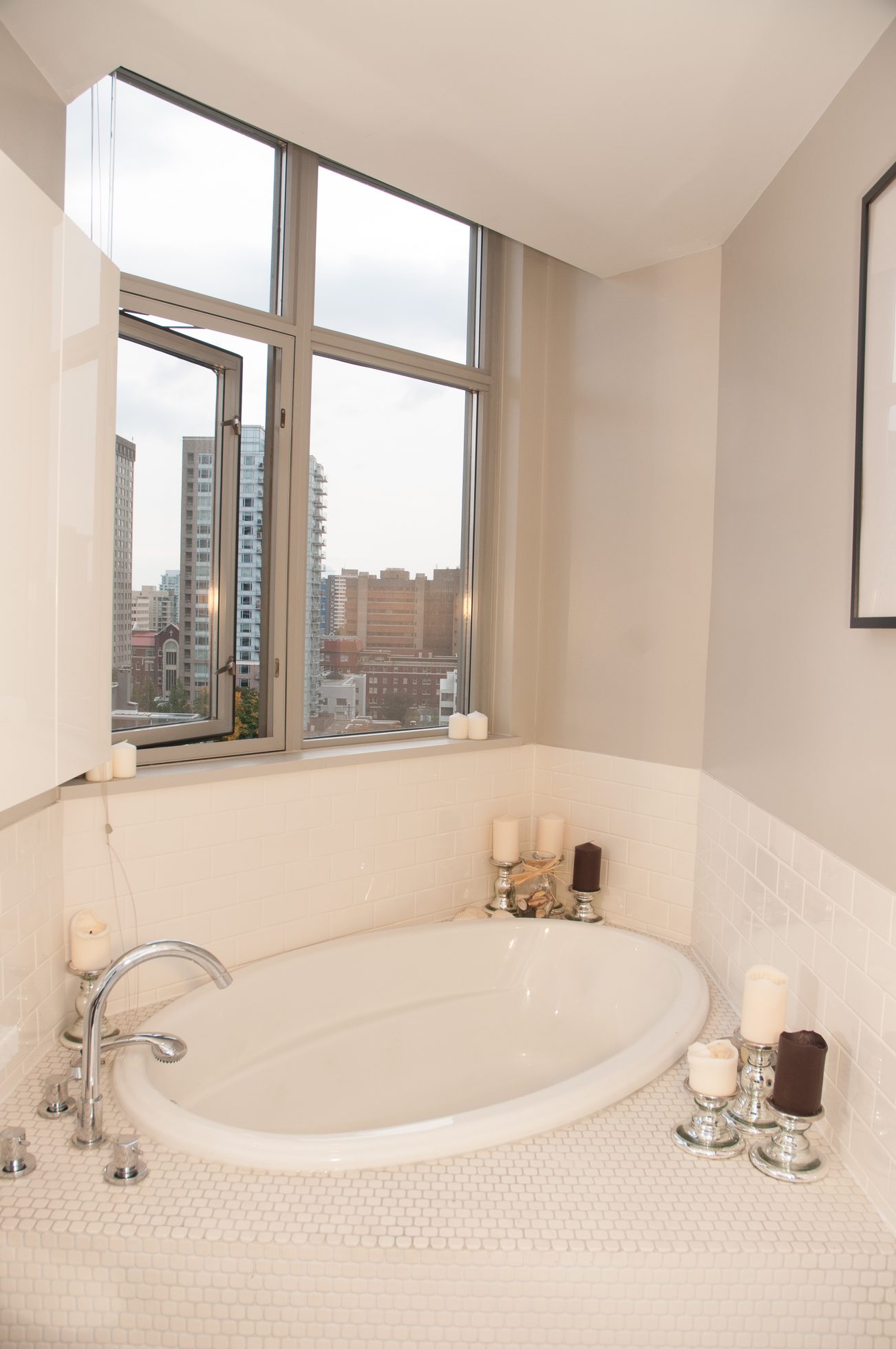 Bright bathroom with large window and city view. - 1406-1050 Smithe, Vancouver Downtown