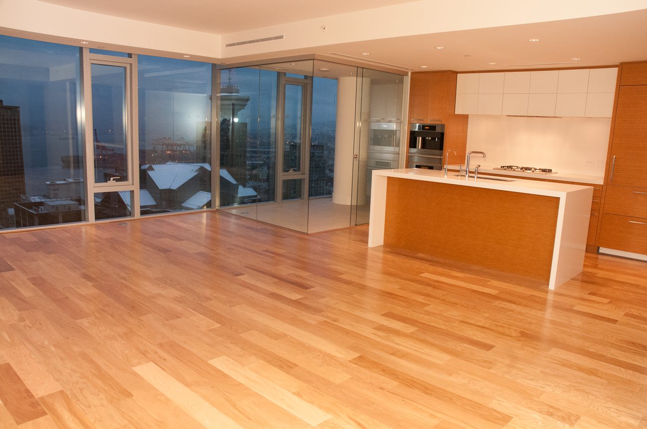 Bright kitchen with hardwood floors and city view. - 3102 - 667 Howe Street, Vancouver Downtown