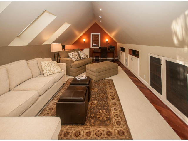 Spacious living room with vaulted ceilings, hardwood floors, and a large area rug. - 14 West 13th Ave, Vancouver East Side