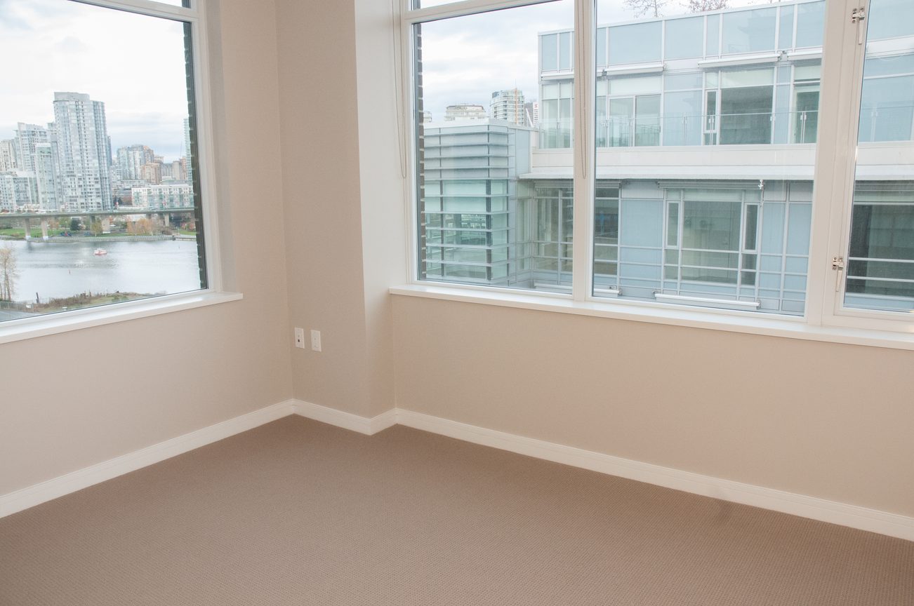 Bright living room with city view and large windows. - 1010-181 West 1st Avenue, Vancouver West Side