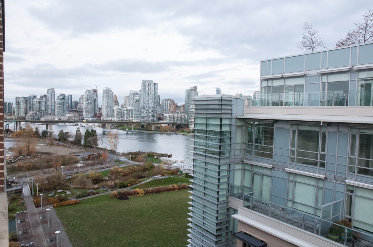 Bright living room with city view and modern furnishings. - 1010-181 West 1st Avenue, Vancouver West Side
