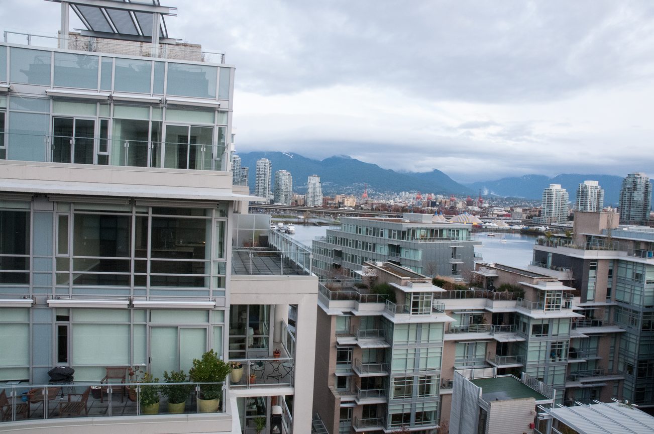 Bright living room with city view and modern furnishings. - 1010-181 West 1st Avenue, Vancouver West Side