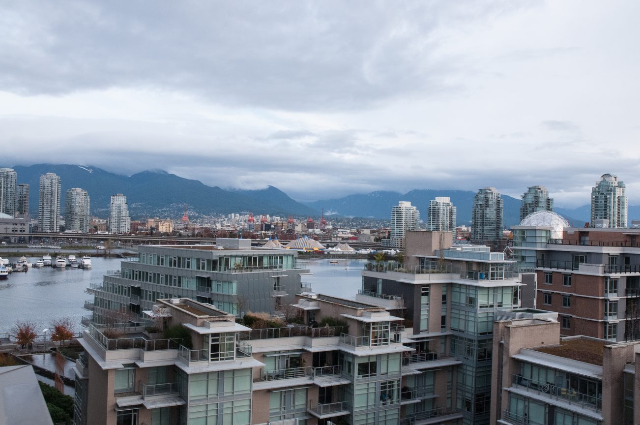 Bright living room with city view and modern furnishings. - 1010-181 West 1st Avenue, Vancouver West Side