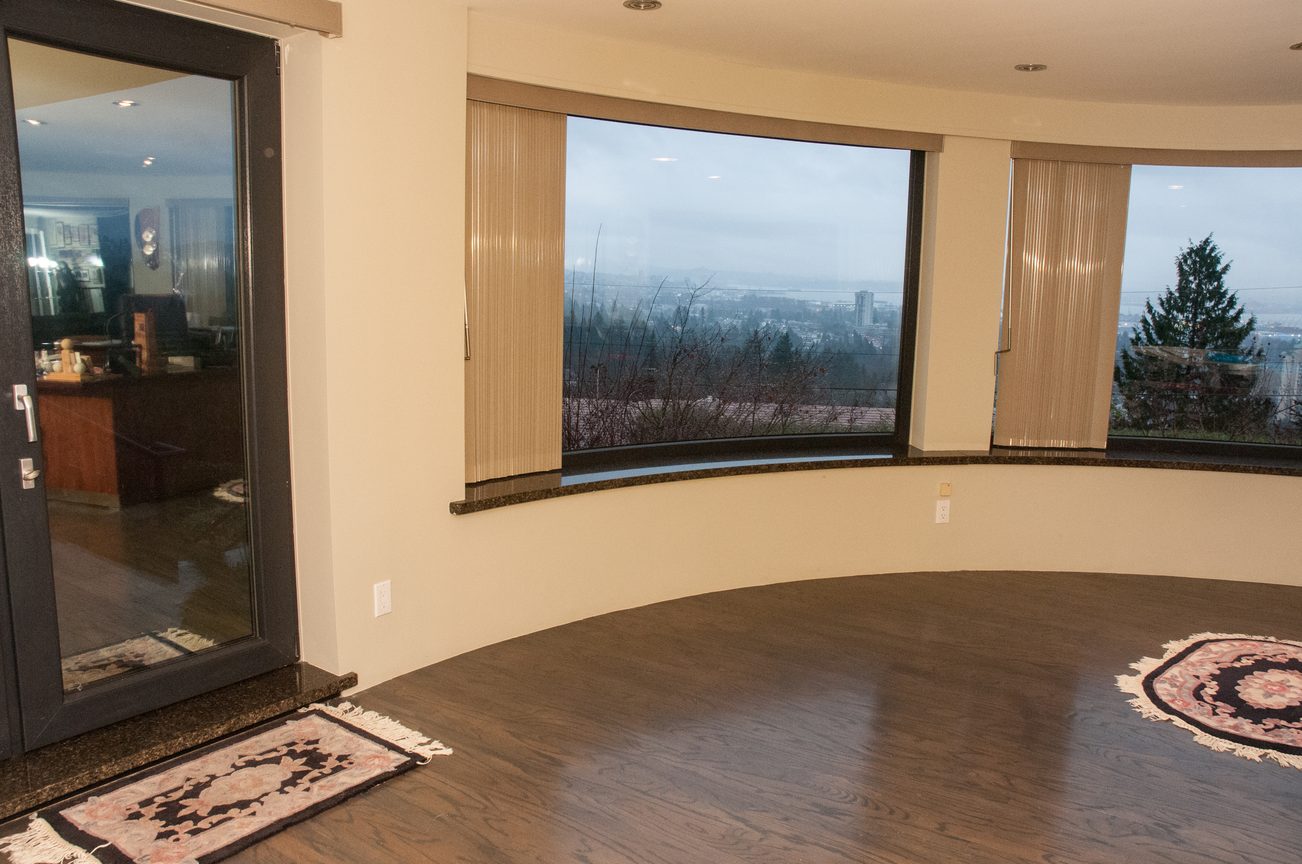 Bright living room with hardwood floors and city view. - 829 Younette Drive, West Vancouver