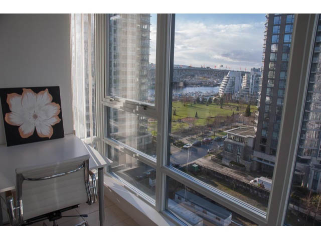 Bright living room with city view and modern furnishings. - 1501-1483 Homer Street, Vancouver Downtown