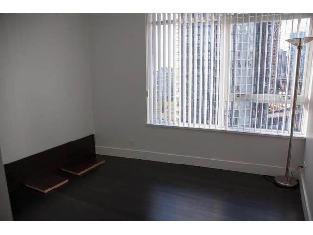 Bright living room with hardwood floors and city view. - 1501-1483 Homer Street, Vancouver Downtown