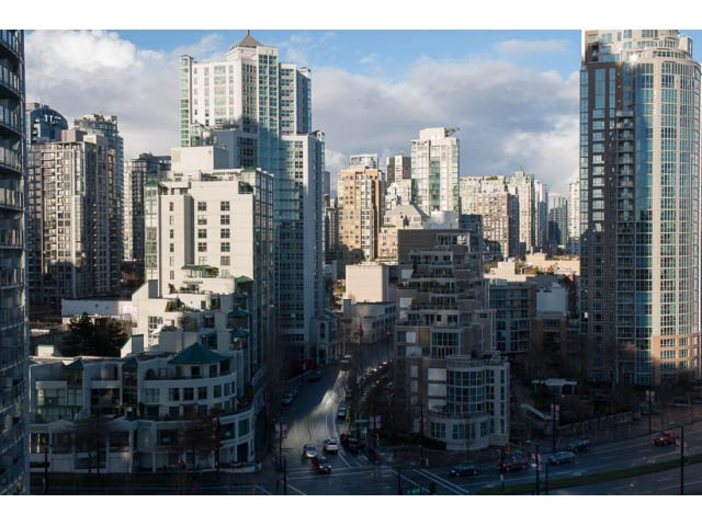 Furnished 2-bedroom + den with city view and modern decor. - 1501-1483 Homer Street, Vancouver Downtown
