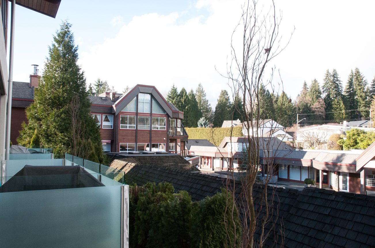 Furnished 1-bedroom + den with city view and modern decor. - 306-650 Evergreen Place, North Vancouver