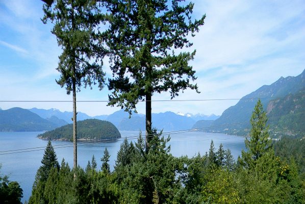 Furnished 3-bedroom + den townhouse with stunning mountain and lake views. - 8571 Seascape Lane, West Vancouver