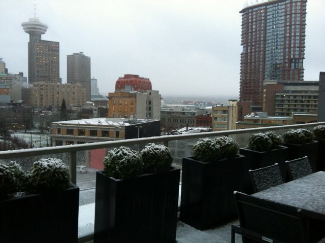 Furnished penthouse with a stunning city view and snow-covered rooftop garden. - 702- 546 Beatty Street, Vancouver Downtown