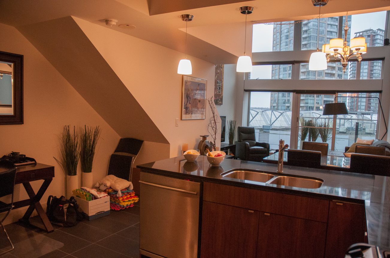 Bright kitchen with modern island, city view, hardwood floors, and stainless steel appliances. - 804-33 W Pender, Vancouver Downtown