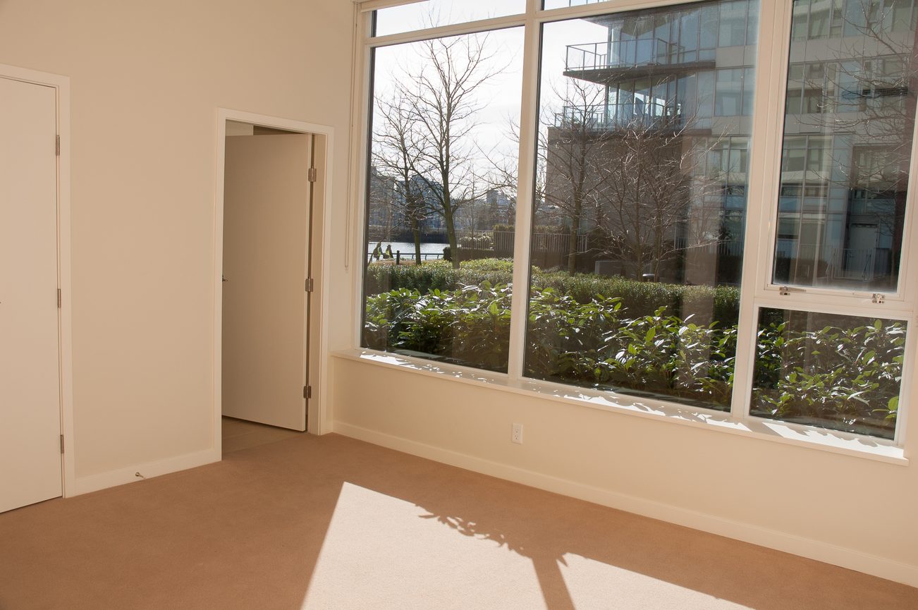 Bright living room with large windows and city view. - 100-9 Smithe Mews, Vancouver Downtown