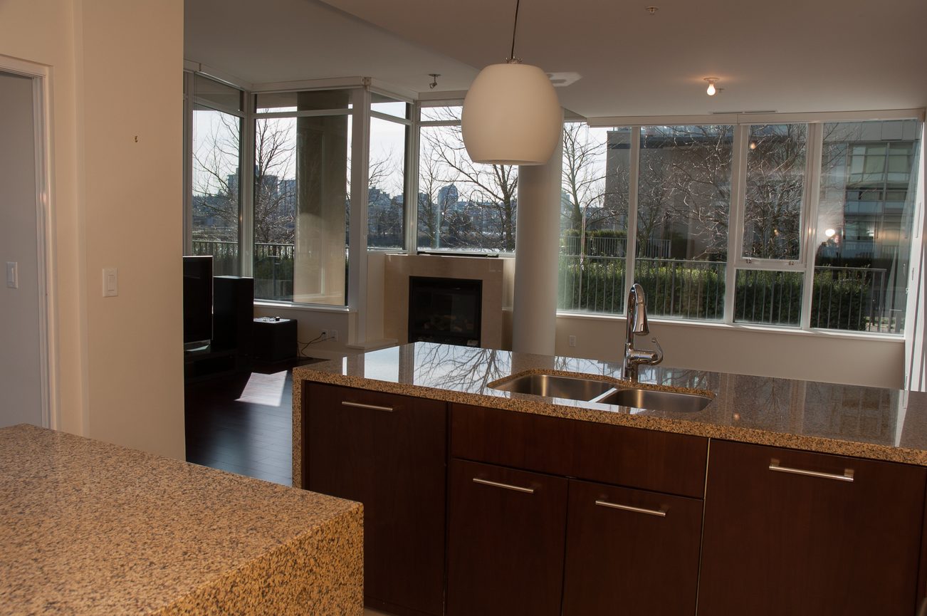 Bright kitchen with granite countertops and city view. - 100-9 Smithe Mews, Vancouver Downtown