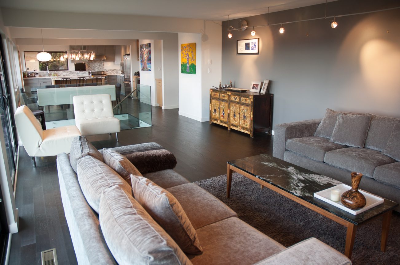 Furnished living room with hardwood floors, modern furniture, and a view of the kitchen. - 3925 Viewridge Place, West Vancouver