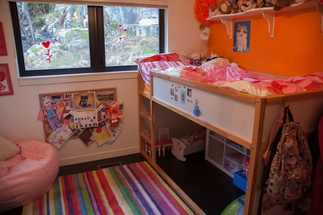 Bright children's bedroom with bunk beds, colorful decor, and a view of the outdoors. - 3925 Viewridge Place, West Vancouver