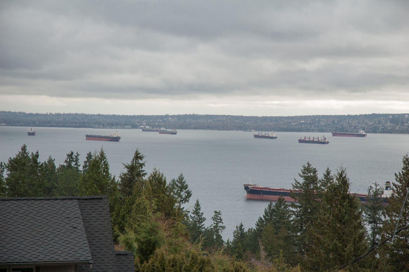 Bright living room with a stunning city view and large windows. - 3925 Viewridge Place, West Vancouver