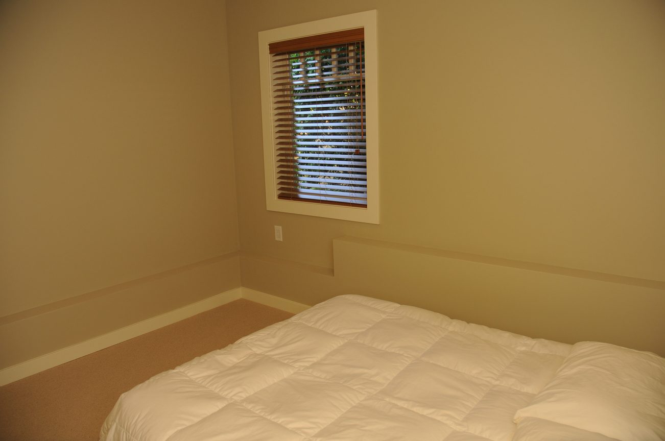 Furnished den with white bedding and window with blinds. - 2037 Quilchena Crescent, Vancouver West Side