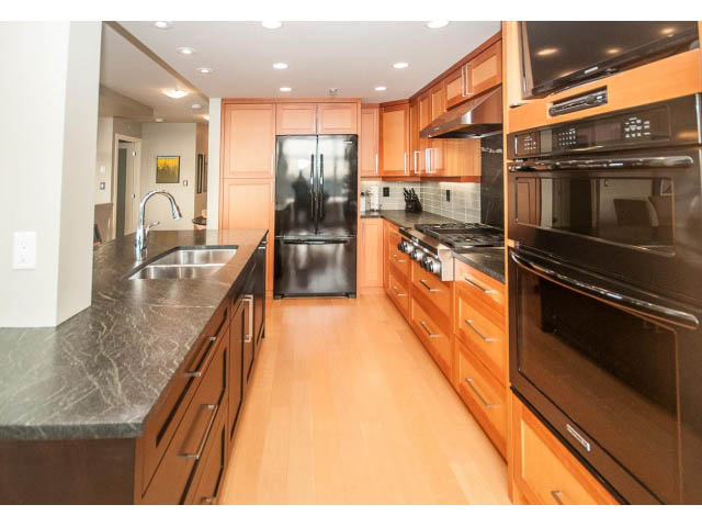 Bright kitchen with modern appliances, granite countertops, and hardwood floors. - 2901 - 1199 Marinaside, Vancouver Downtown
