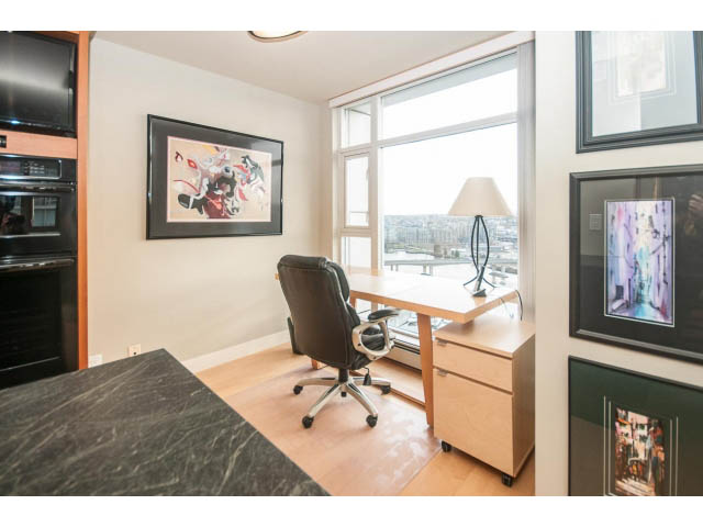 Bright kitchen with granite countertops, hardwood floors, and a city view. - 2901 - 1199 Marinaside, Vancouver Downtown