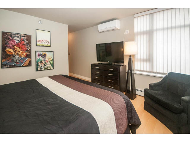 Furnished 1-bedroom + den with modern decor, large TV, and cozy seating area. - 2901 - 1199 Marinaside, Vancouver Downtown