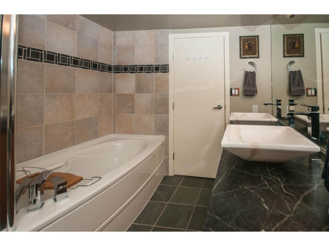 Furnished 1-bedroom + den with marble countertops and tiled walls. - 2901 - 1199 Marinaside, Vancouver Downtown