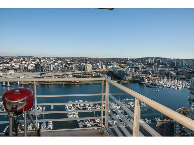 Bright balcony with city view and marina, furnished. - 2901 - 1199 Marinaside, Vancouver Downtown
