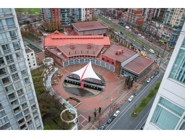 Spacious 1-bedroom + den condo with city view and modern furnishings. - 2901 - 1199 Marinaside, Vancouver Downtown