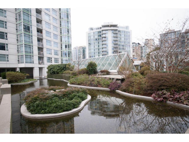 Furnished 1-bedroom + den with a serene garden view and modern furnishings. - 2901 - 1199 Marinaside, Vancouver Downtown