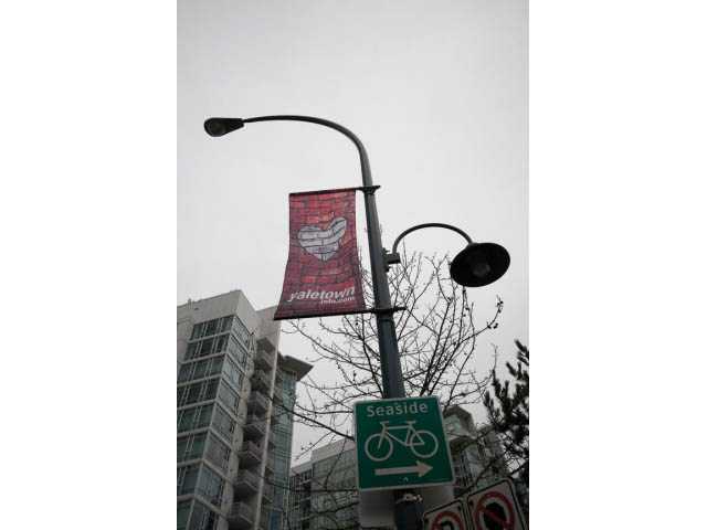 Seaside-themed sign with bicycle symbol and "Yaletown" banner above. - 2901 - 1199 Marinaside, Vancouver Downtown