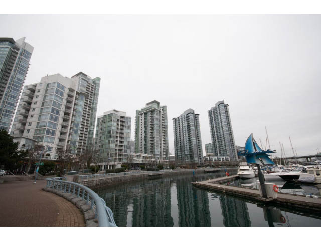 Furnished 1-bedroom + den with city view and waterfront access. - 2901 - 1199 Marinaside, Vancouver Downtown