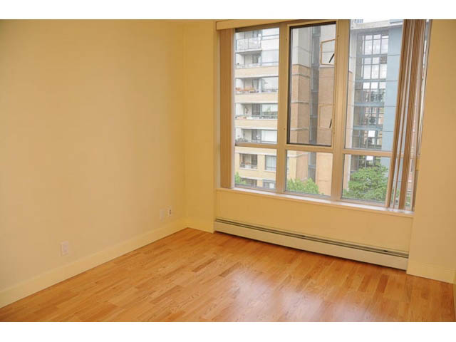Bright living room with hardwood floors and city view. - 606-1228 Marinaside Crescent, Vancouver Downtown