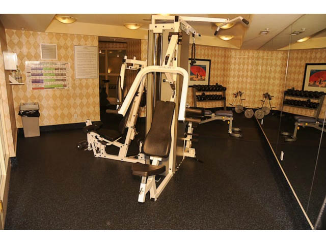 Fitness room with weight machines and mirrors. - 606-1228 Marinaside Crescent, Vancouver Downtown