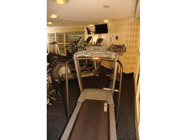 Fitness room with treadmills and cardio equipment. - 606-1228 Marinaside Crescent, Vancouver Downtown