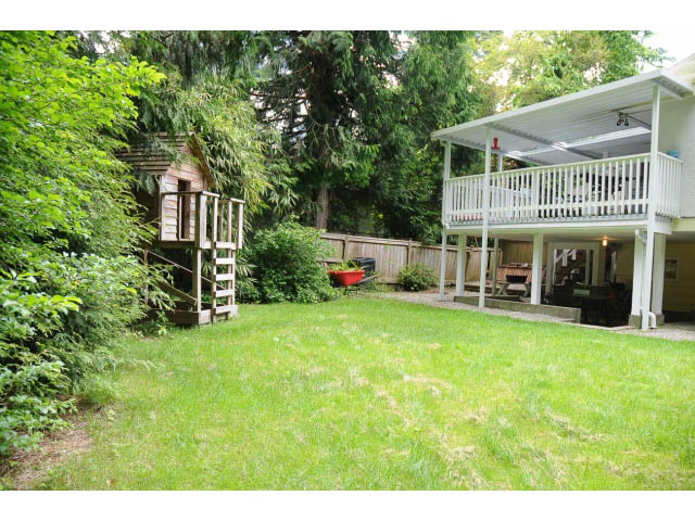 Furnished living room with cozy corner and large windows. - Suite-942 Belvedere Drive, North Vancouver
