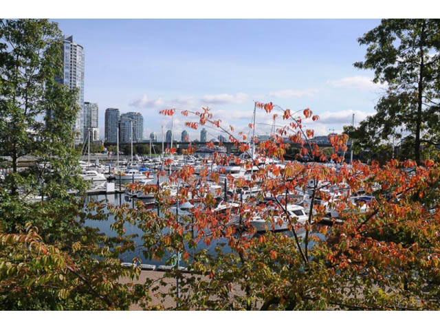 Bright living room with city view and marina boats. - 121 -1228 Marinaside Crescent, Vancouver Downtown