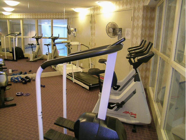 Fitness room with cardio equipment and mirrors. - 121 -1228 Marinaside Crescent, Vancouver Downtown
