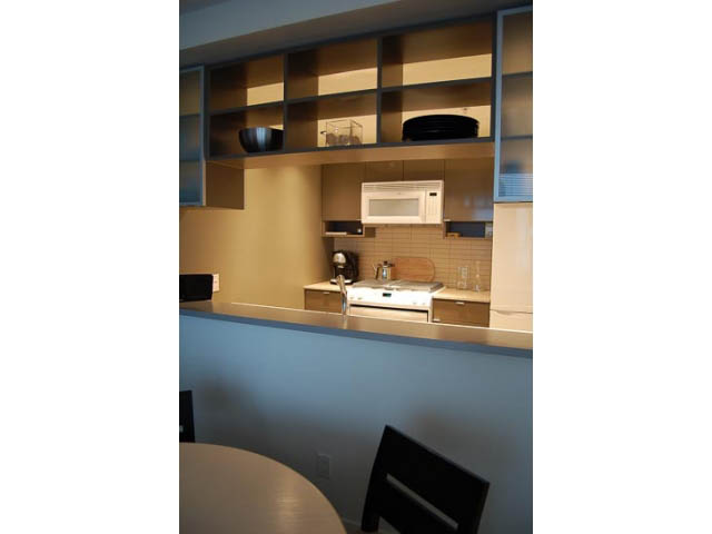 Bright kitchen with modern cabinetry, stainless steel appliances, and a dining area. - 911 - 939 Expo Boulevard, Vancouver Downtown