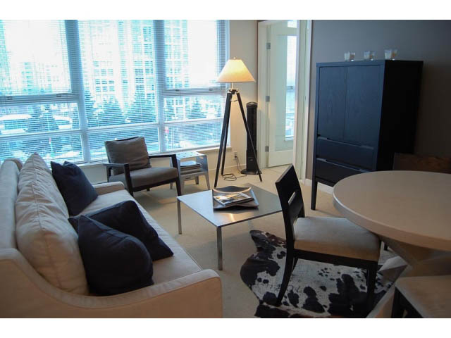 Bright living room with city view, modern furniture, and large windows. - 911 - 939 Expo Boulevard, Vancouver Downtown