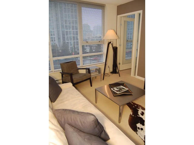 Bright living room with city view and modern furniture. - 911 - 939 Expo Boulevard, Vancouver Downtown