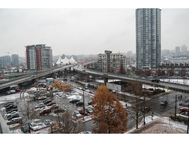 Bright living room with city view and modern furnishings. - 911 - 939 Expo Boulevard, Vancouver Downtown
