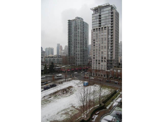Furnished 1-bedroom + den with city view and modern furnishings. - 911 - 939 Expo Boulevard, Vancouver Downtown