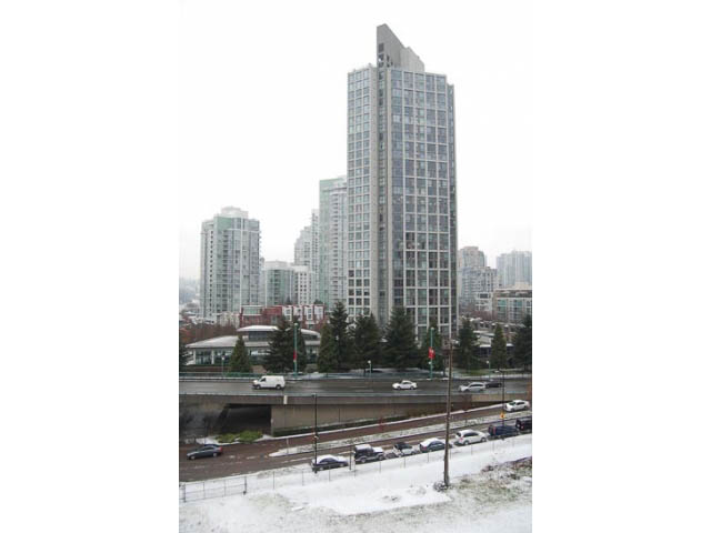 Furnished 1-bedroom + den with city view and modern furnishings. - 911 - 939 Expo Boulevard, Vancouver Downtown