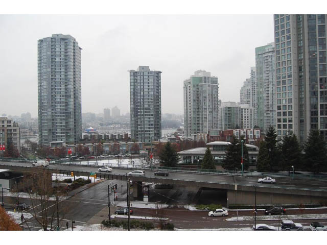 Furnished 1-bedroom + den with city view and modern furnishings. - 911 - 939 Expo Boulevard, Vancouver Downtown