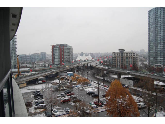 Furnished 1-bedroom + den with city view and modern decor. - 911 - 939 Expo Boulevard, Vancouver Downtown