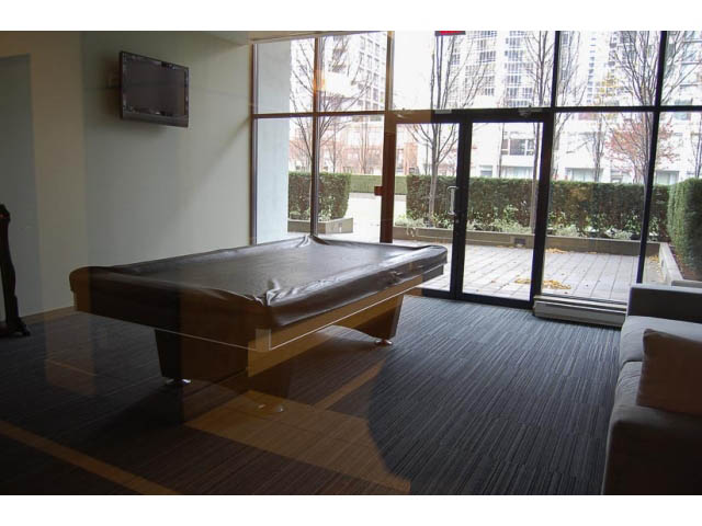 Furnished living room with large windows, city view, and hardwood floors. - 911 - 939 Expo Boulevard, Vancouver Downtown