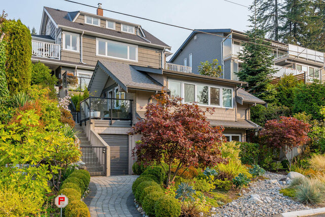 Spacious 2-bedroom house with a charming front porch and lush garden, perfect for a cozy stay. - 420-B Tempe Crescent, North Vancouver