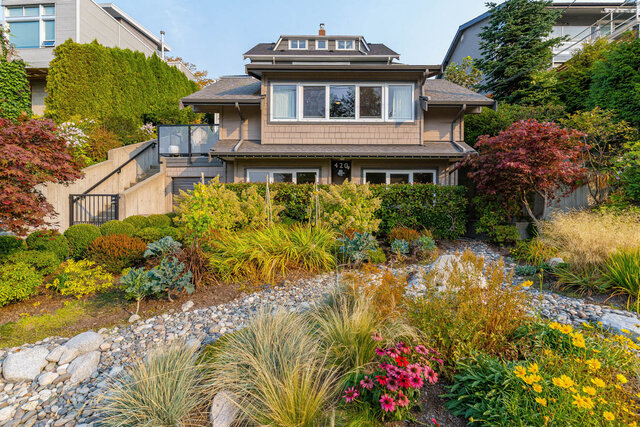 Spacious 2-bedroom house with a charming front garden and a cozy deck. - 420-B Tempe Crescent, North Vancouver