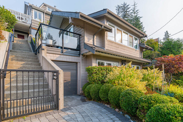 Spacious 2-bedroom house with modern furnishings and a cozy balcony. - 420-B Tempe Crescent, North Vancouver