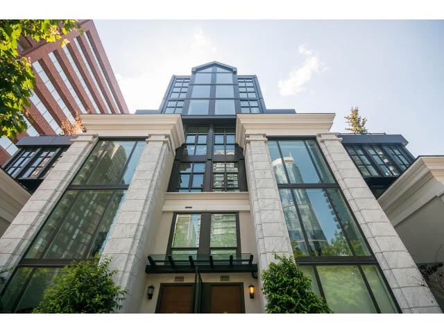 Modern 2-bedroom + den condo with large windows and stone facade. - 403 - 1102 Hornby St
403 - 1102 Hornby Street, Vancouver Downtown
