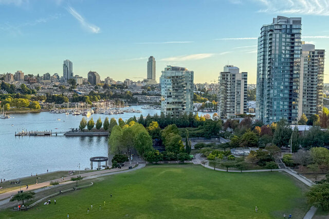 The seawall and park lawn along False Creek below the towers - 15B-199 Drake Street, Vancouver Downtown